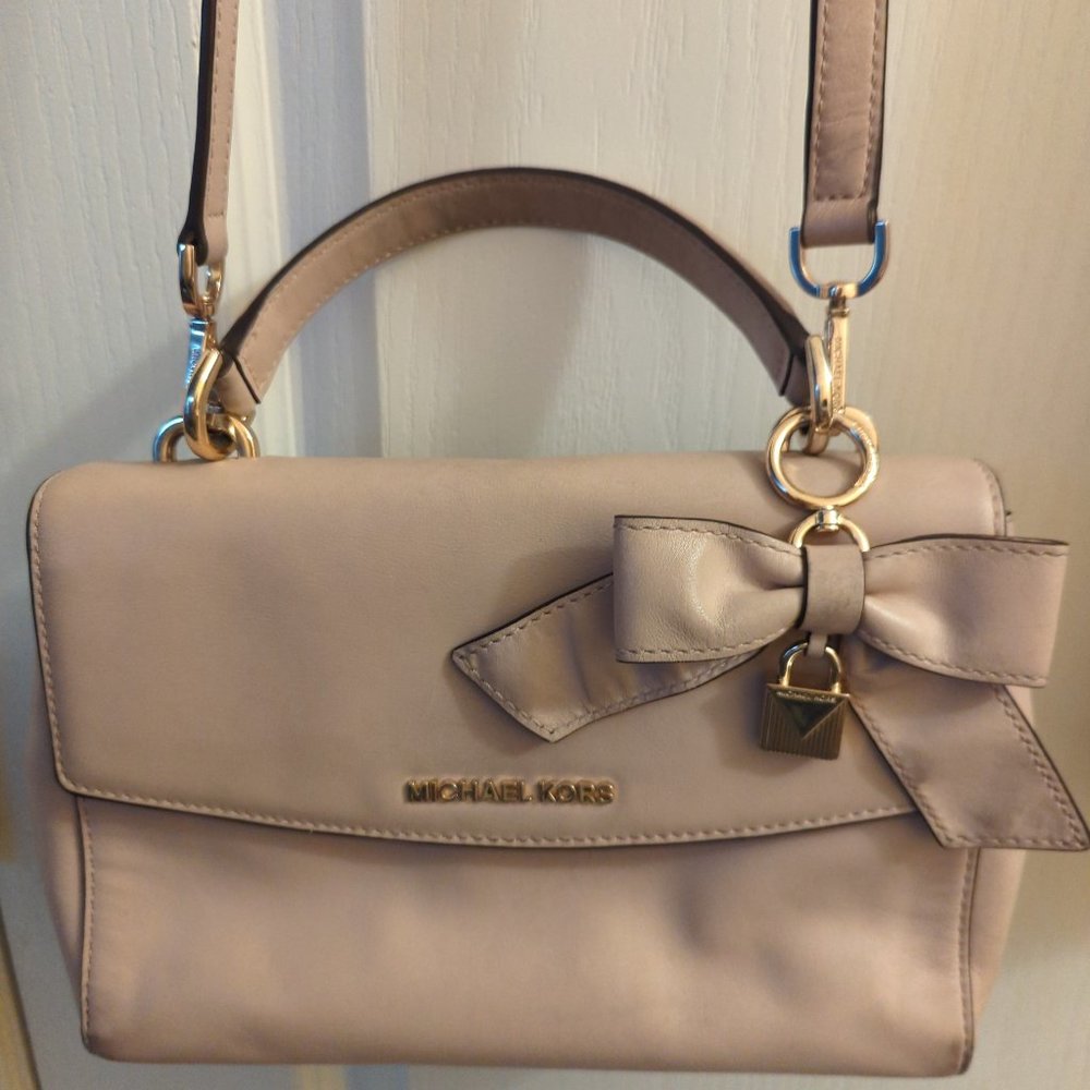 Micheal kors blush crossbody purse